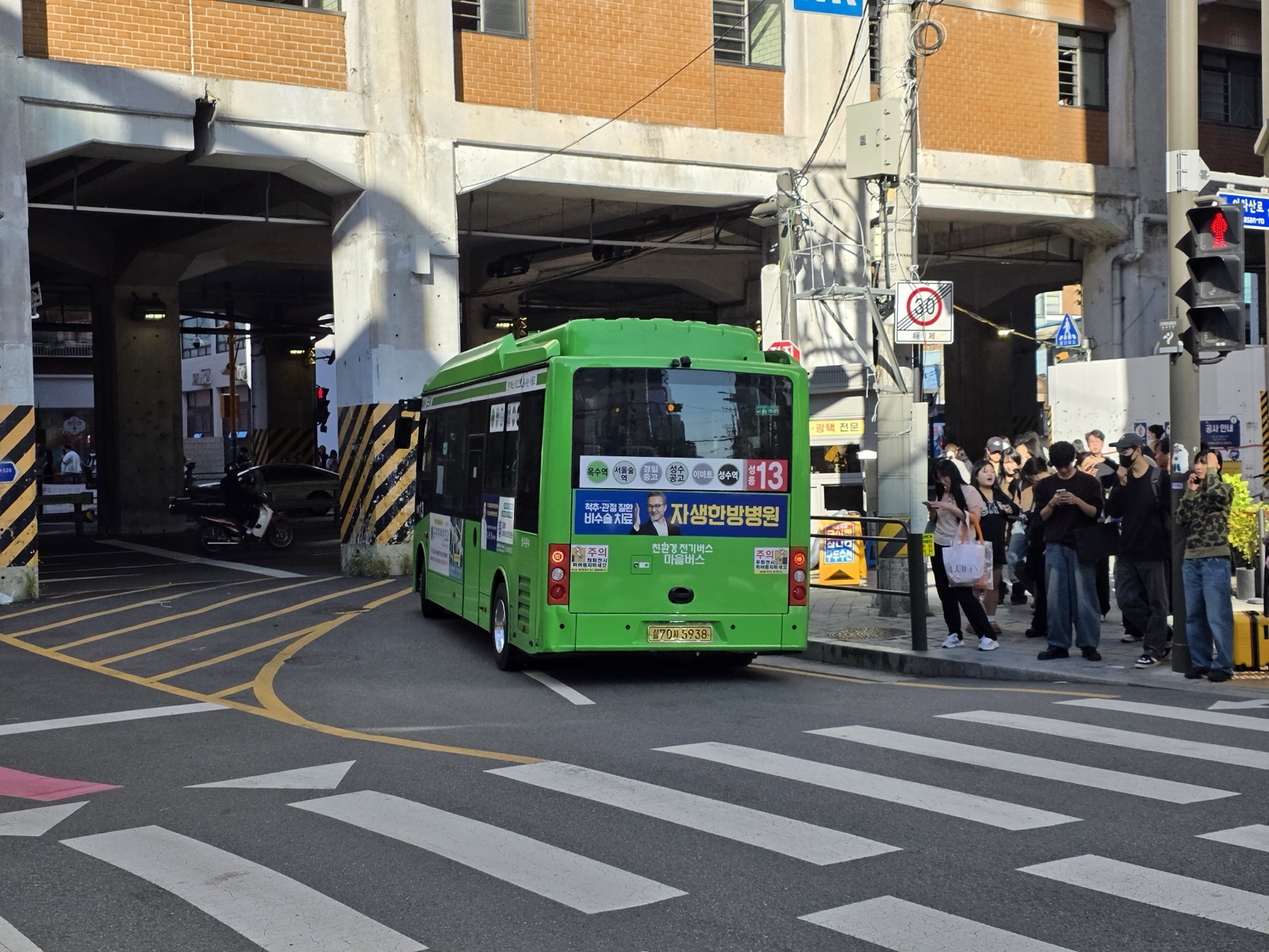 The Seongdong 13 bus. It goes around Seongsu, Seoul Forest and Ttukseom stations.